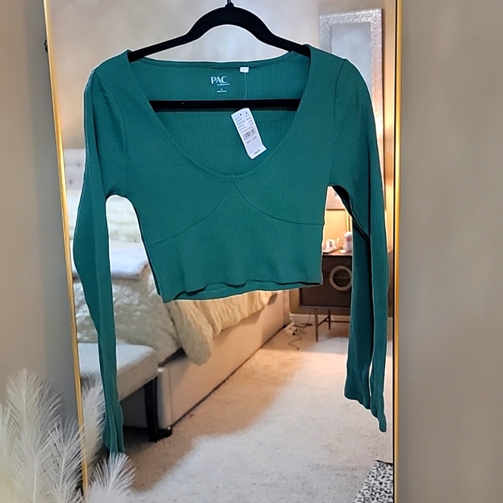 New with tags. PAC SUN Kelly Green crop top.  Women's medium